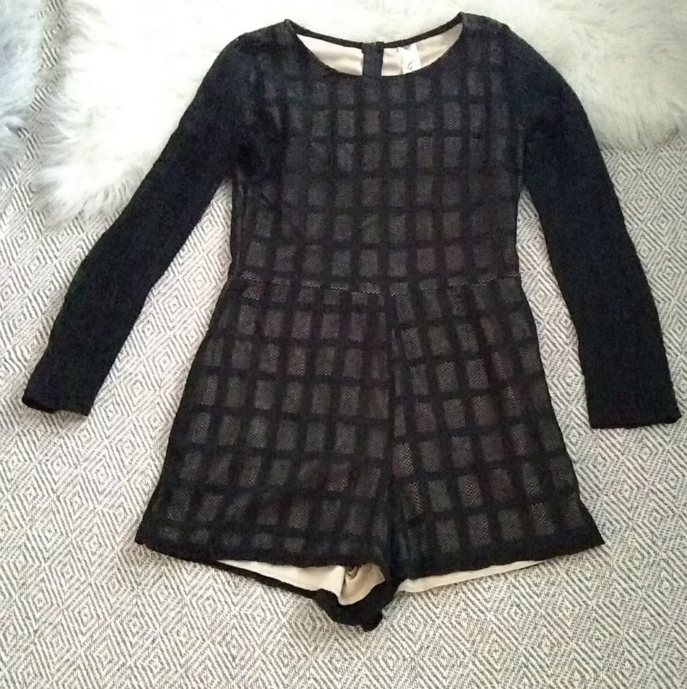 Gracie sz L net window pane shorts romper
